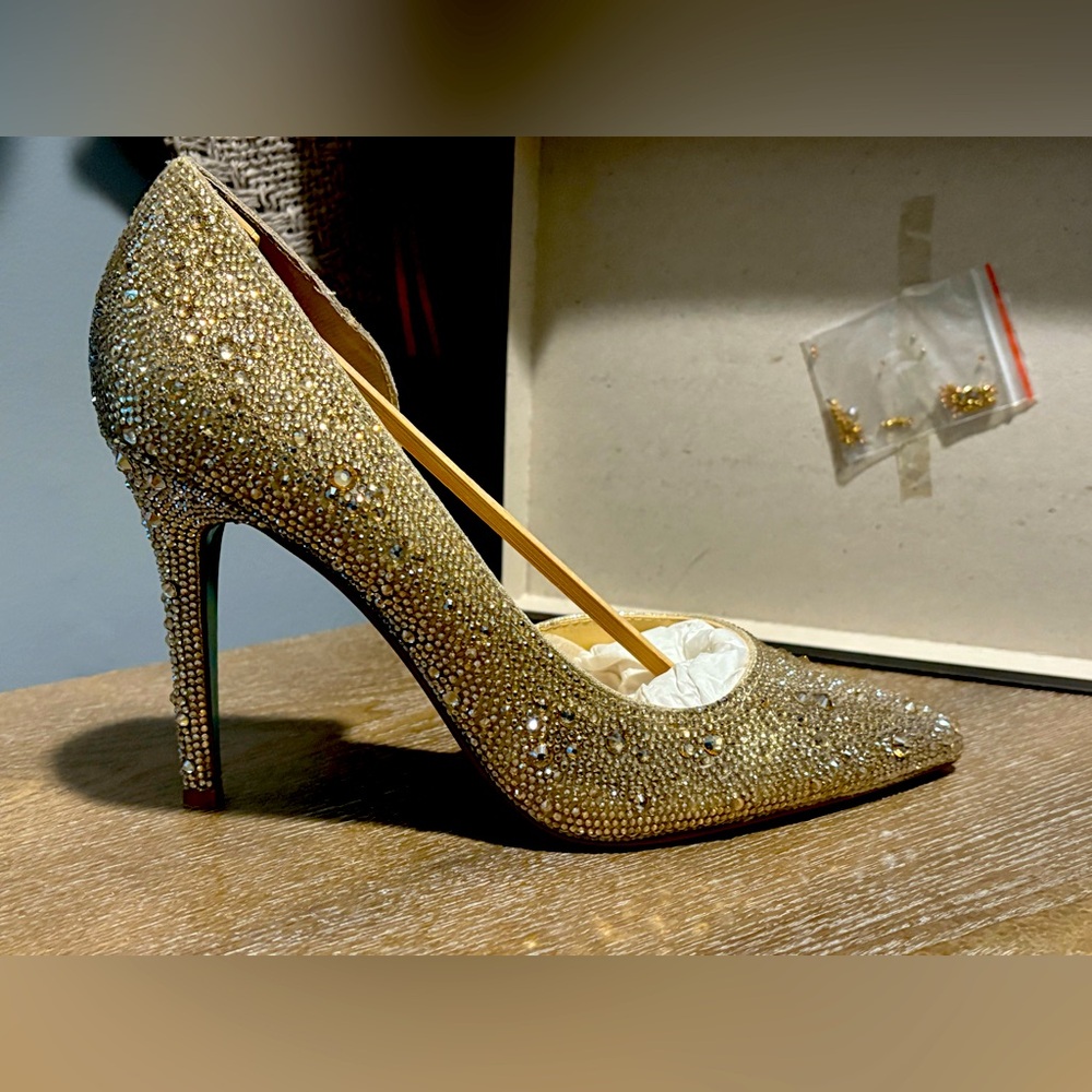 Brand: Betsey Johnson pointed heels Size: 7 color: Gold